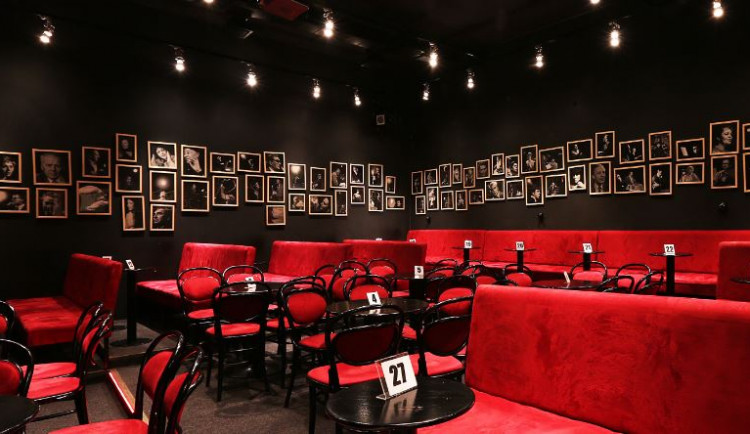 Divadla hrají on-line a sčítají ztráty. Některá plánují hrát v létě venku