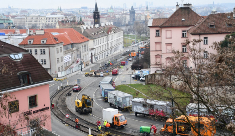 Dopravní podnik letos na jaře opraví tři kilometry tramvajových tratí. Vybudovat chce také novou smyčku