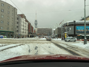 Kalamita v Praze. Sníh výrazně komplikuje dopravu, stalo se několik nehod