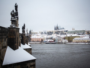 Sněhová peřina přikryla Prahu. Podívejte se na zasněžené hlavní město
