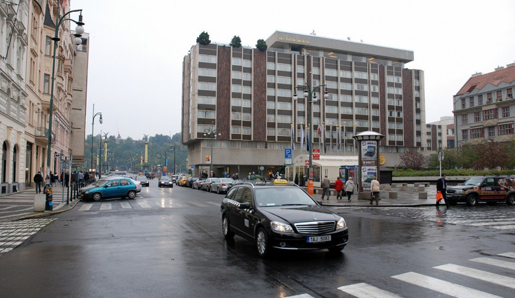 Červená pro stavbu u hotelu Intercontinental. Pražští radní nesouhlasí se stavbou na náměstí Miloše Formana