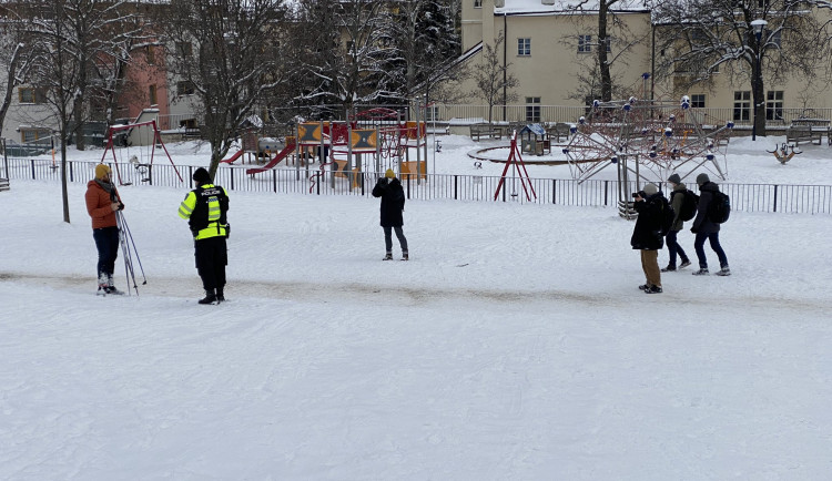 Strážníci vyhnali z Petřína běžkaře i sáňkující děti. Porušili vyhlášku