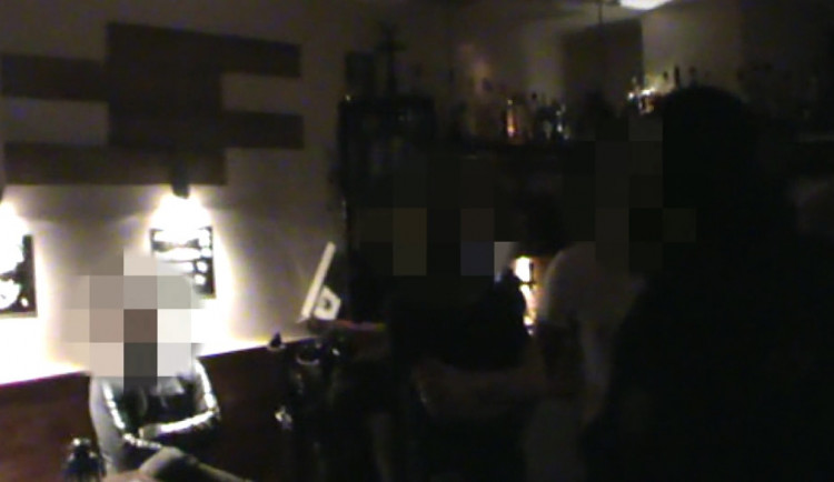 Strážníci v Praze 7 odhalili otevřený bar. Soukromé akce se zúčastnilo šest lidí