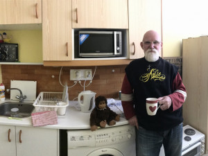 Mrtvá dcera, život bezdomovce a teď vlna solidarity. Přečtěte si příběh malíře Josefa z metra