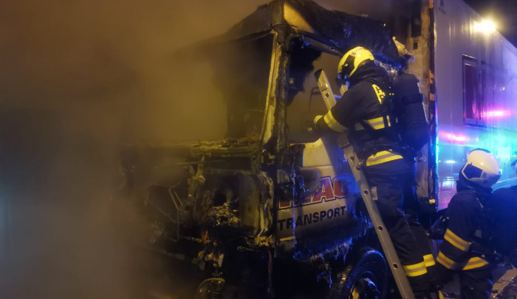 Požár kamionu zablokoval provoz v Lochkovském tunelu. Škoda je 2,5 milionu korun