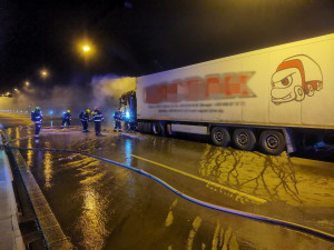 Požár kamionu zablokoval provoz v Lochkovském tunelu. Škoda je 2,5 milionu korun