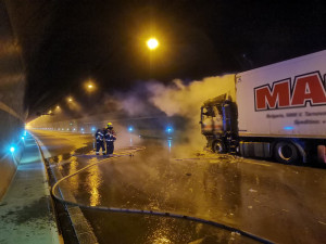 Požár kamionu zablokoval provoz v Lochkovském tunelu. Škoda je 2,5 milionu korun