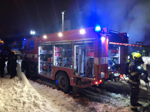 Při nočním požáru přístavku domu hasiči evakuovali 11 lidí