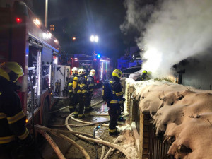 Při nočním požáru přístavku domu hasiči evakuovali 11 lidí