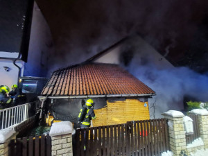 Při nočním požáru přístavku domu hasiči evakuovali 11 lidí