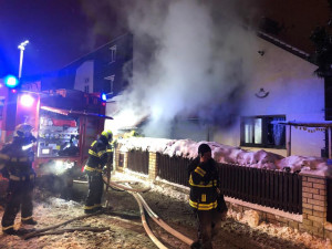 Při nočním požáru přístavku domu hasiči evakuovali 11 lidí