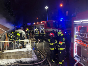 Při nočním požáru přístavku domu hasiči evakuovali 11 lidí