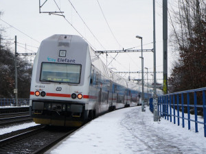 Kvůli sněhu a mrazu nejezdí třetina vlaků City Elefant. Příměstské linky nabírají zpoždění