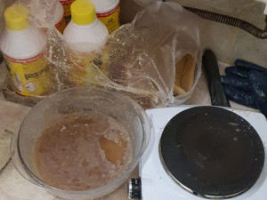 Při vaření pervitinu v bytě došlo k výbuchu. Popáleného vařiče zadrželi kriminalisté