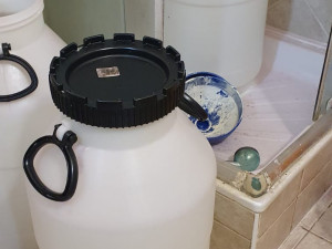 Při vaření pervitinu v bytě došlo k výbuchu. Popáleného vařiče zadrželi kriminalisté