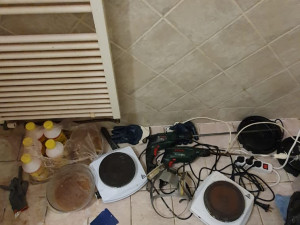 Při vaření pervitinu v bytě došlo k výbuchu. Popáleného vařiče zadrželi kriminalisté