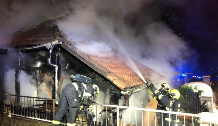 Při nočním požáru přístavku domu hasiči evakuovali 11 lidí