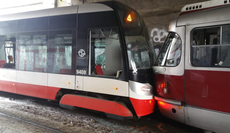 Při srážce tramvají v ulici U Bulhara se zranili dva lidé