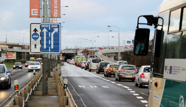 Strakonickou ulici čeká rozšíření. Vzniknout má pruh pro autobusy a záchranáře