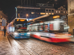 Pozor tramvaj! Testovaná aplikace může zachránit život nepozorným chodcům
