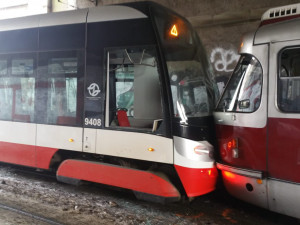 Při srážce tramvají v ulici U Bulhara se zranili dva lidé