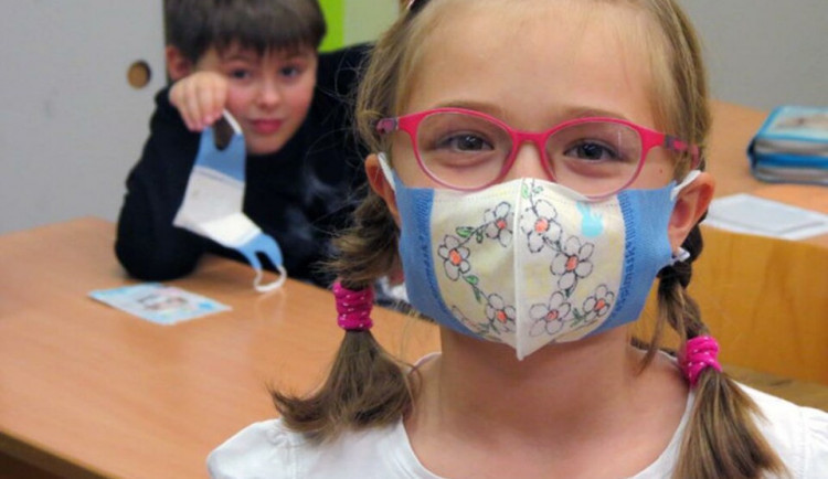 Sedmiletá školačka podala žalobu kvůli povinným rouškám ve škole. Pražský soud ji zamítl