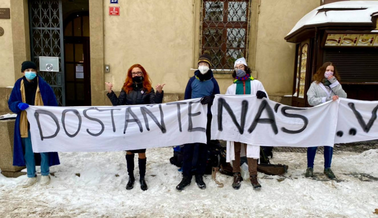 Před Sněmovnou protestují středoškoláci v županech a v pyžamech