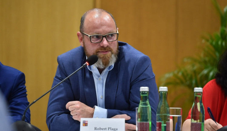 Podle ministra Plagy budou školy fungovat jako dosud, a to i bez nouzového stavu