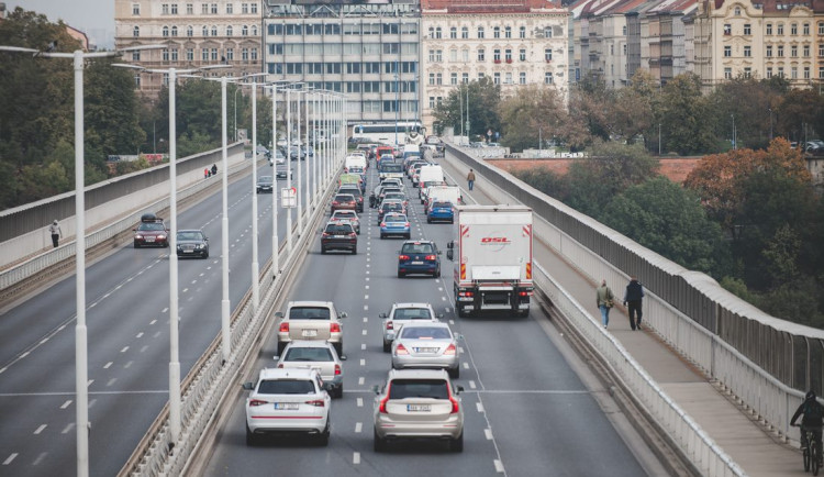 Platnost končících řidičských průkazů opět prodlouží. Tentokrát o deset měsíců