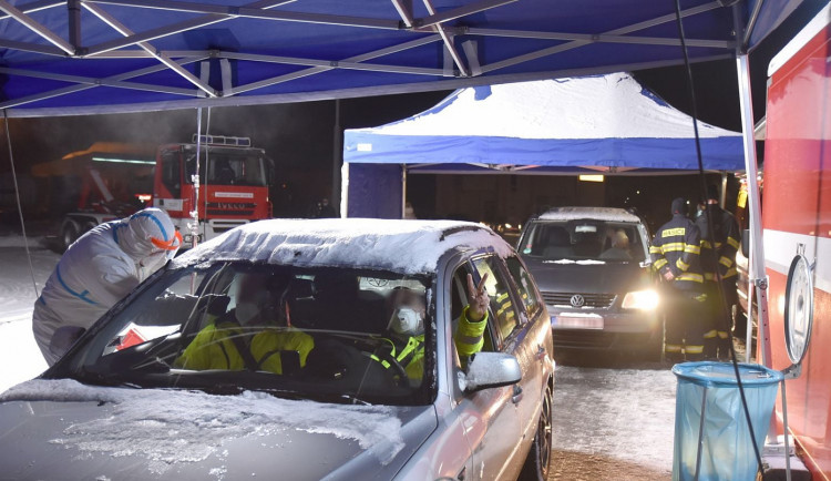 Kraj pomůže pendlerům a i menším firmám s testováním na covid-19