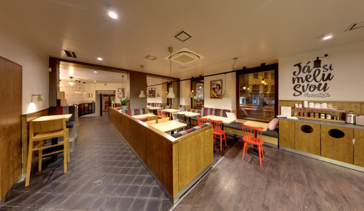 V Praze zavírá řetězec CrossCafe všech svých pět poboček. V ostatních městech zůstávají