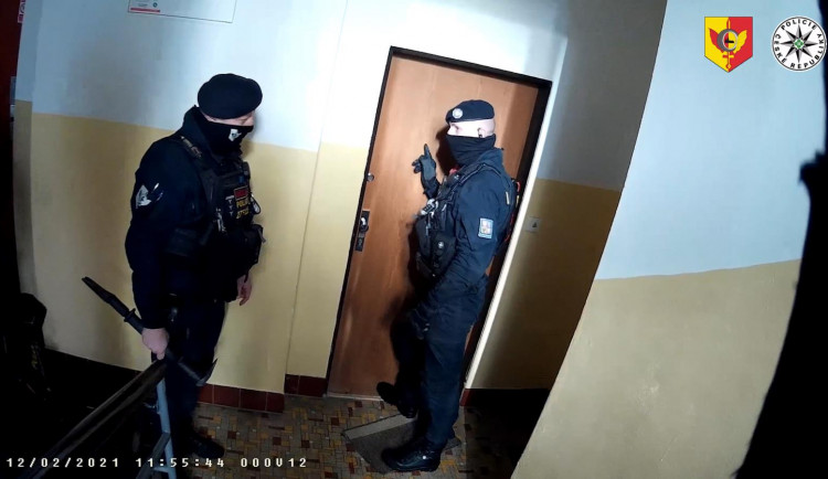 Pražští policisté zachránili život ženě, která prodělala epileptický záchvat a zůstala ležet na zemi ve svém bytě