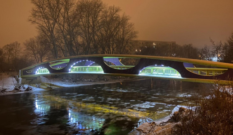 Magistrát se obává vysoké vody, o metr nechá zvednout moderní lávku na Meandru