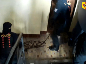 Pražští policisté zachránili život ženě, která prodělala epileptický záchvat a zůstala ležet ve svém bytě