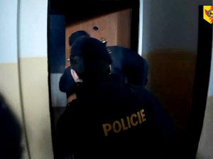 Pražští policisté zachránili život ženě, která prodělala epileptický záchvat a zůstala ležet ve svém bytě