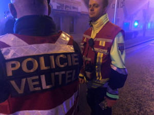 Pražští policisté zachránili život ženě, která prodělala epileptický záchvat a zůstala ležet ve svém bytě