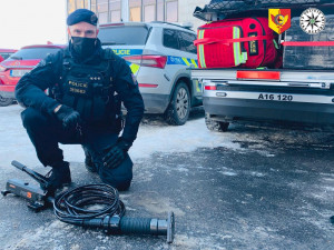 Pražští policisté zachránili život ženě, která prodělala epileptický záchvat a zůstala ležet ve svém bytě