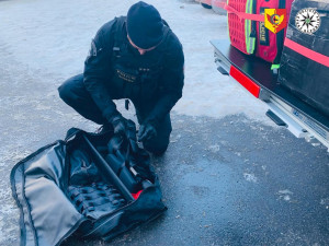 Pražští policisté zachránili život ženě, která prodělala epileptický záchvat a zůstala ležet ve svém bytě