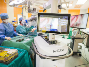 V Motole lékařům při operacích nově pomáhá 3D mikroskop