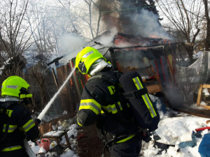 V Praze hořel zahradní domek. Hasiči dostali požár rychle pod kontrolu