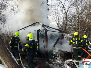 V Praze hořel zahradní domek. Hasiči dostali požár rychle pod kontrolu