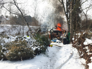 V Praze hořel zahradní domek. Hasiči dostali požár rychle pod kontrolu