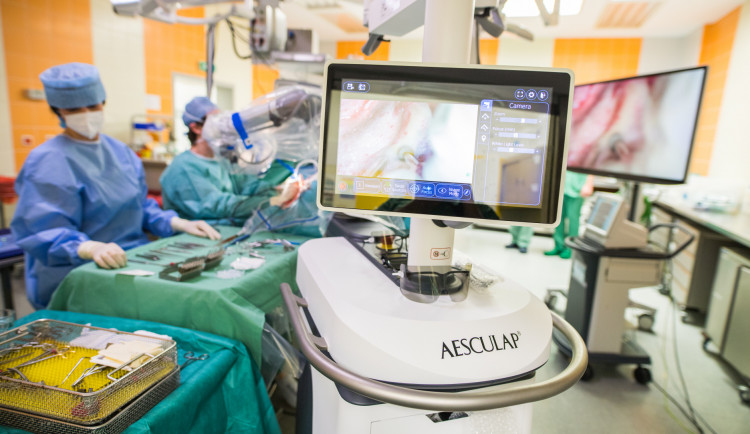 V Motole lékařům při operacích nově pomáhá 3D mikroskop