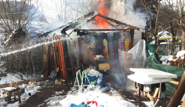 V Praze hořel zahradní domek. Hasiči dostali požár rychle pod kontrolu