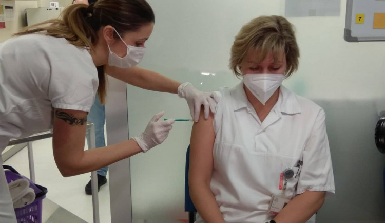 Kraj žádá vládu o změnu priorit očkování proti covid-19