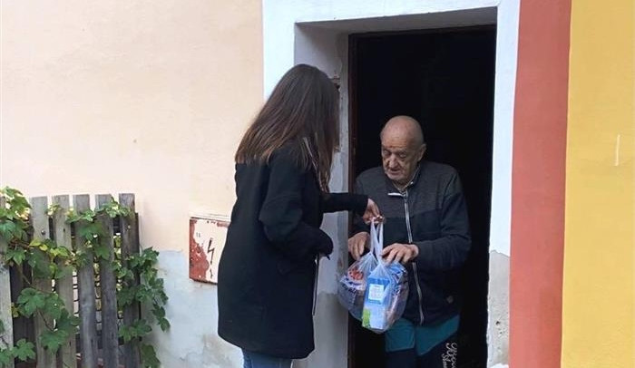 Rozvozy potravinových balíčků skončily, nouzový stav pokračuje