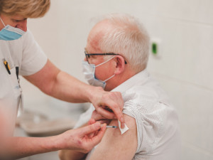 K očkování na koronavirus se od 1. března mohou hlásit lidé starší 70 let