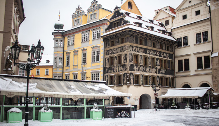 Pozor na padající sníh ze střech. Kvůli oblevě hrozí riziko a chodci by měli být opatrní