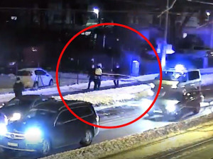 Muž pobíhal mezi auty, natáčel policistu při řešení nehody a dal mu pěstí. Hrozí mu vězení