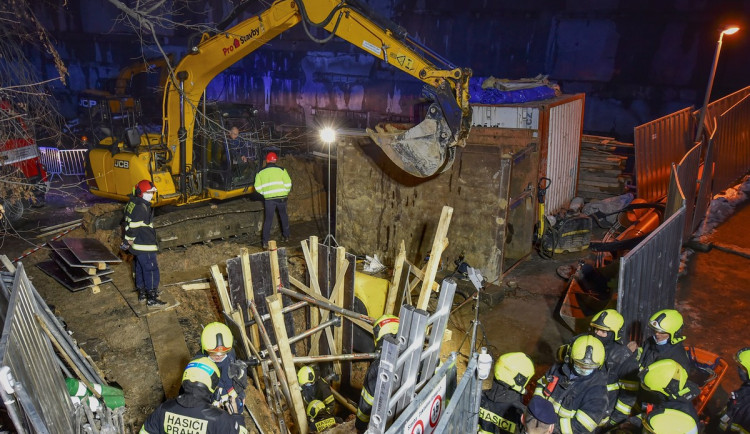 Dělník, kterého zasypala hlína ve výkopu v Praze, nepřežil. Smrt řeší kriminalisté
